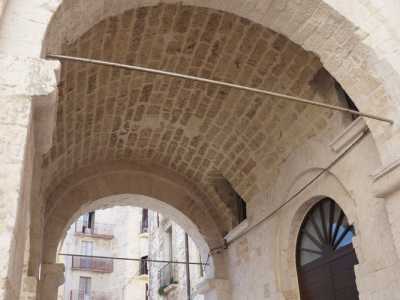 A piano terra la porta d�accesso in legno � posta sotto un sistema di arcate doppie impostate su quattro possenti pilastri in mattoni bianchi
